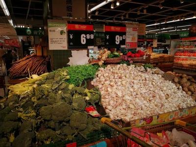 興高采烈進(jìn)南寧農(nóng)副產(chǎn)品平價(jià)專(zhuān)營(yíng)區(qū)，一看價(jià)格讓人哭笑不得